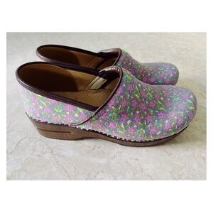 Dansko Clogs Sz 40 Vegan Floral Canvas Design with Brown Trim and Heel
